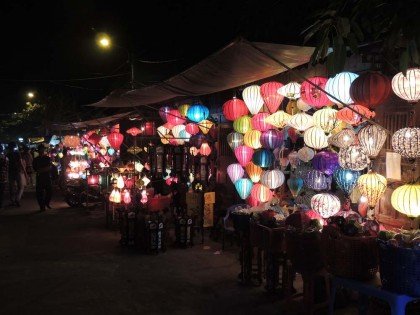 Luminárias coloridas à noite em Hoi An