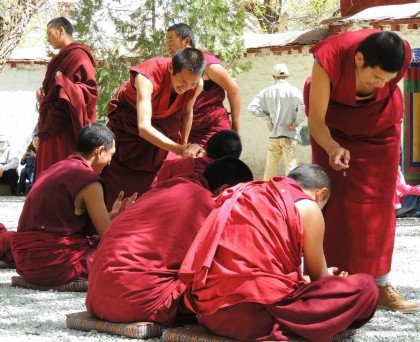 Monges tibetanos