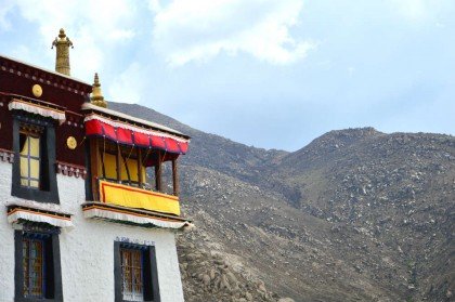 Templo na montanha Tibet