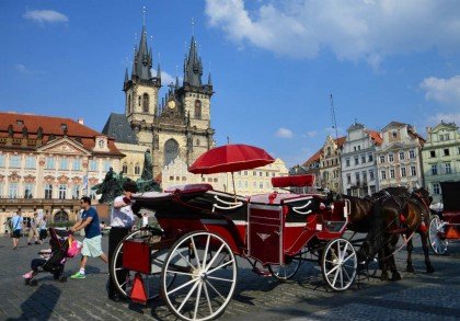 Carruagem na praça da cidade velha Praga