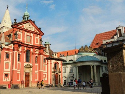 prédios dentro castelo praga