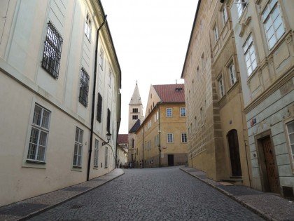 ruas vazias dentro do castelo