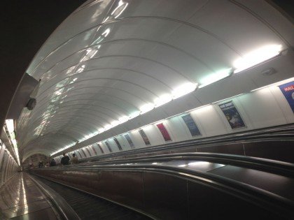 típica escada rolante metrô soviético