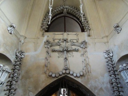 dentro da capela dos ossos de Sedlec