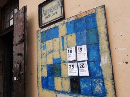 Bar Alchemia no bairro judeu em Cracóvia